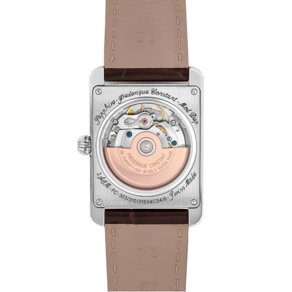 Nahaufnahme des Bodens der Frederique Constant Classics Carree Automatic, die durch einen Saphirglasboden das freiliegende Automatikwerk und die eingravierten Details zeigt und mit einem braunen Lederarmband kombiniert ist.