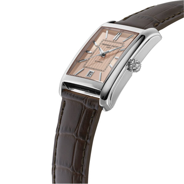Die Frederique Constant Classics Carree Automatic ist eine rechteckige Armbanduhr mit Metallgehäuse, braunem Lederarmband, roségoldenem Zifferblatt, silbernen Indexen und Zeigern sowie einem schräg gestellten Datumsfenster bei 6 Uhr.