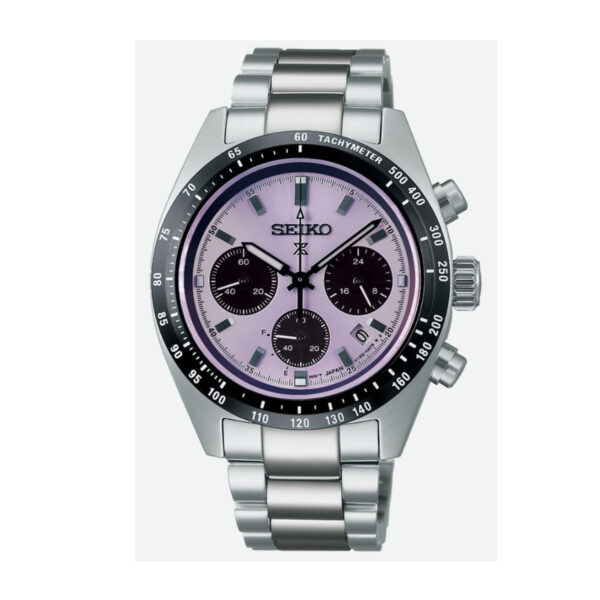 Der Seiko Prospex Solar Chronograph verfügt über ein helles lavendelfarbenes Zifferblatt, drei schwarze Hilfszifferblätter, silberne Zeiger und Markierungen, ein Tachymeter auf der schwarzen Lünette und ein Gliederarmband aus Edelstahl.