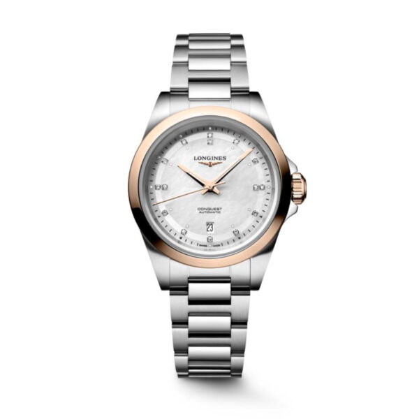 Die Longines Conquest ist eine luxuriöse Armbanduhr mit silbernem Metallband, roségoldener Lünette und Zeigern, weißem Zifferblatt mit Diamantindexen und einem Datumsfenster bei 6 Uhr auf hellgrauem Hintergrund.