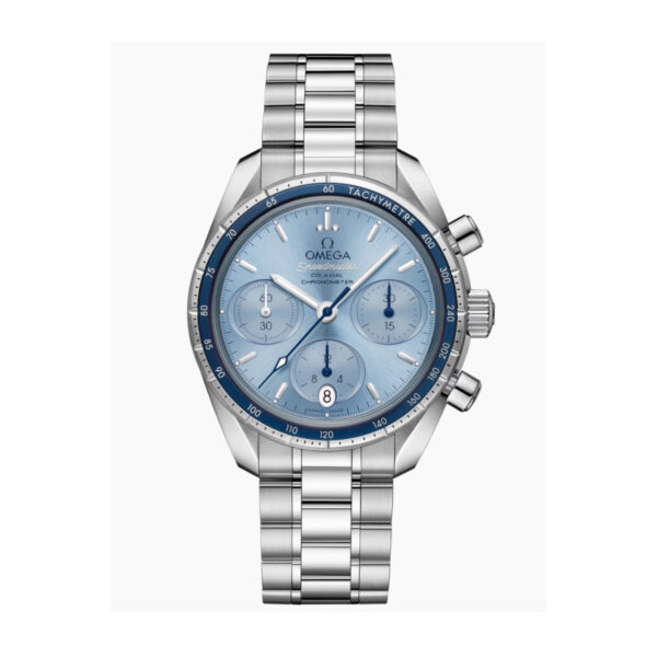 Die OMEGA Speedmaster 38 verfügt über ein Edelstahlgehäuse, eine blaue Tachymeterlünette, ein hellblaues Zifferblatt mit drei Unterzifferblättern, das Datum bei 6 Uhr und ein Metallgliederarmband.