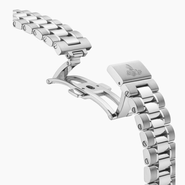 Eine Nahaufnahme des OMEGA Speedmaster 38 Edelstahlarmbands mit einer teilweise geöffneten Faltschließe, die die Glieder und den Verschlussmechanismus vor einem schlichten weißen Hintergrund hervorhebt.