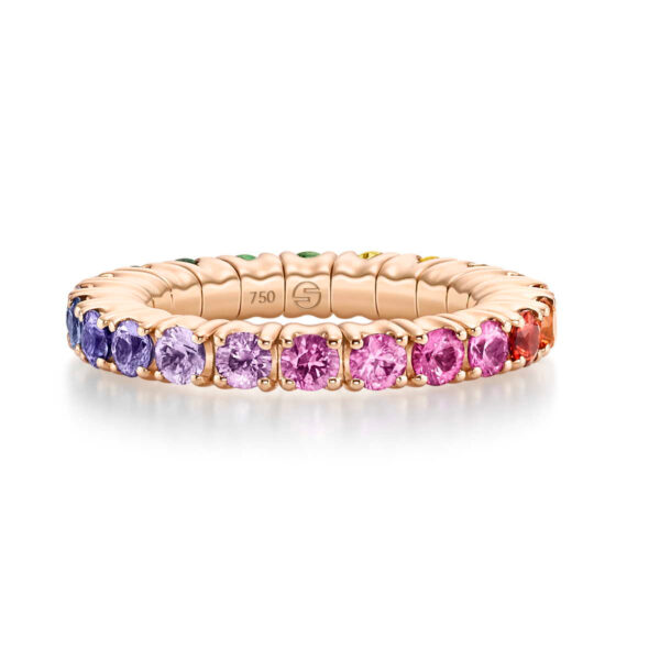 Das 1,74-karätige Ewigkeitsband aus Safire-Gold ist mit runden, facettierten Saphiren in einem Farbverlauf von Violett, Rosa, Rot, Orange und Blau besetzt, der einen atemberaubenden Regenbogeneffekt um den Ring herum erzeugt.
