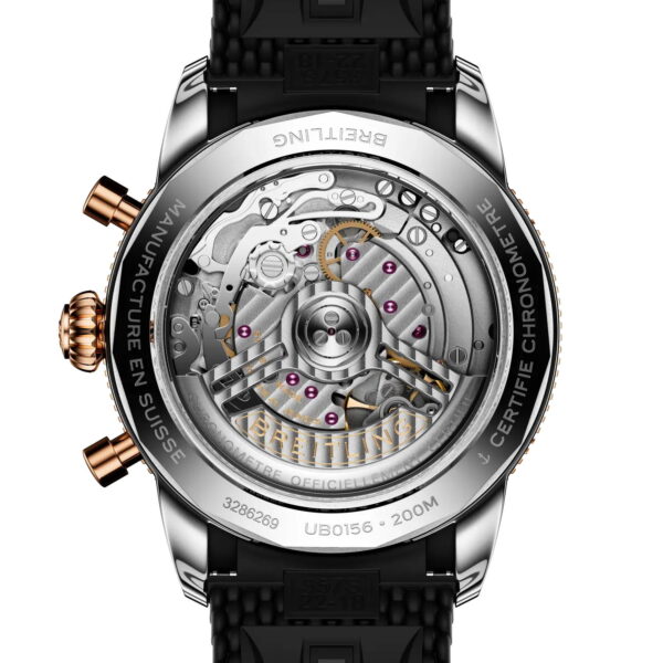 Die Nahaufnahme des Bodens der Breitling Superocean Heritage B01 Chronograph 42 zeigt ihr detailliertes mechanisches Uhrwerk durch ein transparentes Gehäuse, einen gravierten Rand und ein schwarzes, strukturiertes Armband.