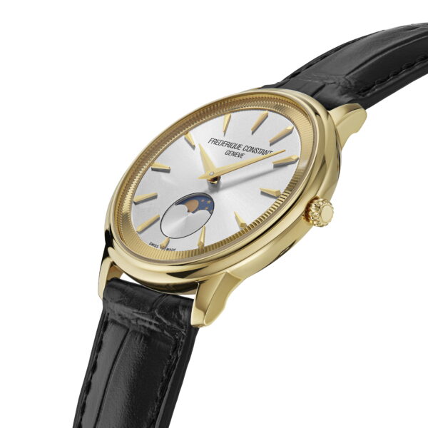 Die Frederique Constant Classics Moneta Moonphase hat ein goldenes Gehäuse, ein weißes Zifferblatt mit goldenen Indexen und Zeigern, ein schwarzes Lederarmband und eine Mondphasenanzeige bei 6 Uhr. Die Uhr ist leicht geneigt, um ihr elegantes Design zu unterstreichen.