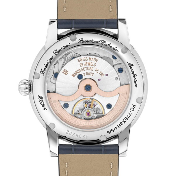 Nahaufnahme des Bodens der Frederique Constant Classics Manufacture Perpetual Calendar mit dem Blick auf das freiliegende Automatikwerk mit goldenem Rotor, detaillierten Zahnrädern, Gravuren auf dem Edelstahlgehäuse und einem braunen Lederarmband.