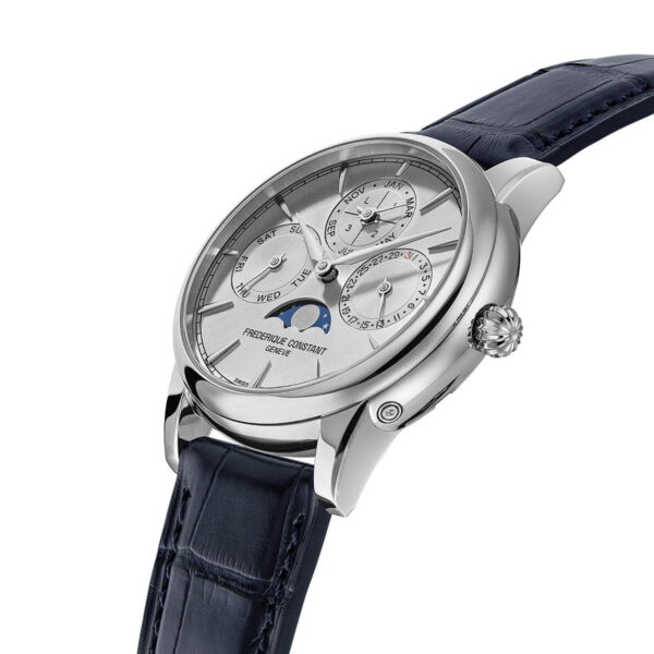 Die Frederique Constant Classics Manufacture Perpetual Calendar ist eine luxuriöse Armbanduhr mit einem silbernen Gehäuse, mehreren Hilfszifferblättern, einer Mondphasenanzeige und einem strukturierten, dunkelblauen Lederarmband. Ihr elegantes weißes Zifferblatt zeigt den Markennamen.