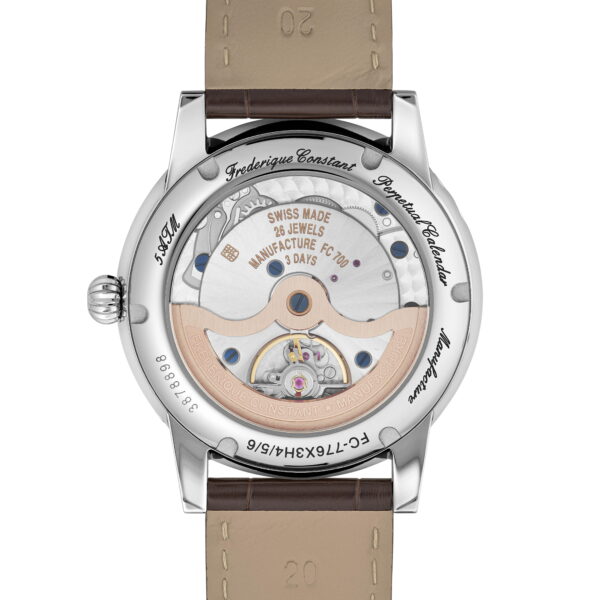 Nahaufnahme der Rückseite der Frederique Constant Classics Manufacture Perpetual Calendar. Das transparente Gehäuse gibt den Blick frei auf das komplizierte mechanische Uhrwerk, den goldenen Rotor, die gravierten Details und das braune Lederband.
