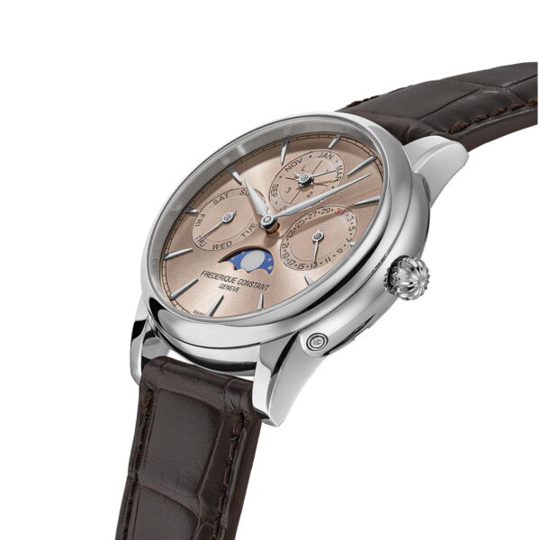 Die Frederique Constant Classics Manufacture Perpetual Calendar ist eine luxuriöse Armbanduhr mit roségoldenem Zifferblatt, silbernem Gehäuse und braunem Lederarmband, die über mehrere Hilfszifferblätter und eine Mondphasenanzeige bei 6 Uhr verfügt.