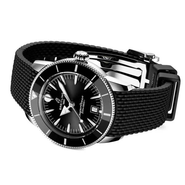 Eine Breitling Superocean Heritage B31 Automatic 42 Armbanduhr mit schwarzem Strukturband, silbernen Akzenten und Datumsanzeige, die angewinkelt ist, um das Zifferblatt und die Schließe hervorzuheben.