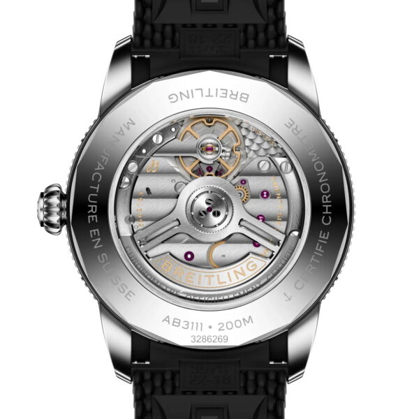 Nahaufnahme des Bodens einer Breitling Superocean Heritage B31 Automatic 42, die das detaillierte mechanische Uhrwerk mit den durch den transparenten Gehäuseboden sichtbaren Zahnrädern und Schrauben sowie die technischen Gravuren am Rand zeigt.