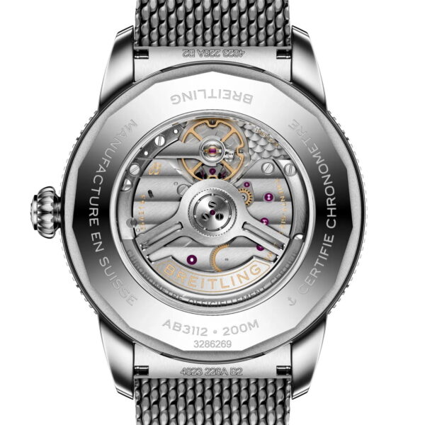 Nahaufnahme des Bodens der Breitling Superocean Heritage B31 Automatic 44, die das komplizierte mechanische Uhrwerk, die sichtbaren Zahnräder und Gravuren wie "MANUFACTURE EN SUISSE", "CERTIFIE CHRONOMETRE" und "200M" hervorhebt.