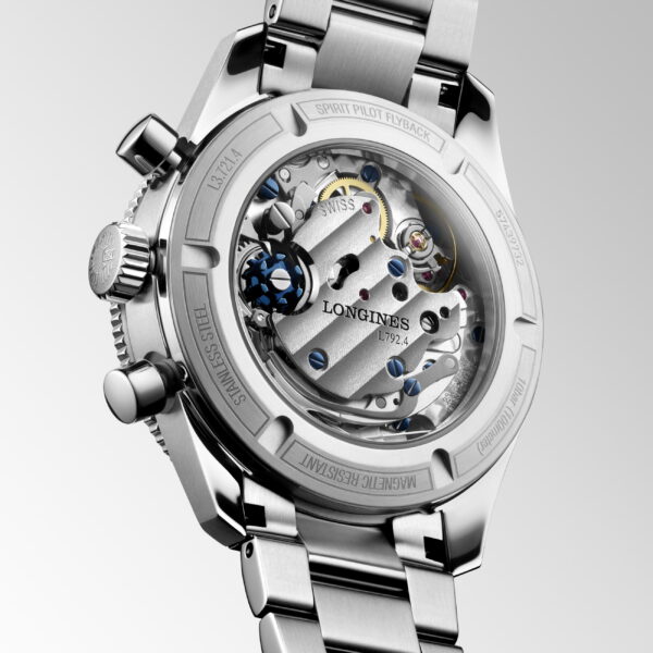Nahaufnahme des Edelstahlbodens der Longines Spirit Flyback, der das komplizierte Automatikwerk und die durch einen transparenten Gehäuseboden sichtbaren mechanischen Teile offenbart.