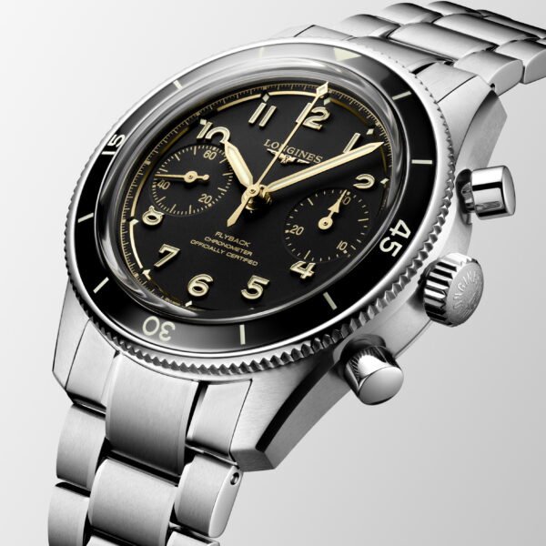 Eine Nahaufnahme der Longines Spirit Flyback, einer luxuriösen Armbanduhr aus Edelstahl mit schwarzem Zifferblatt, drei Hilfszifferblättern, silbernen Stundenmarkierungen und Zeigern, einer nummerierten Lünette und einem polierten Metallgliederarmband.