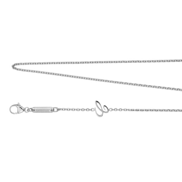 Die Chopard Halskette Weißgold ist eine dünne, weißgoldene Kette mit einem Karabinerverschluss und einem eleganten, kleinen, kursiven Buchstaben "L" in der Nähe des Verschlusses auf weißem Hintergrund.