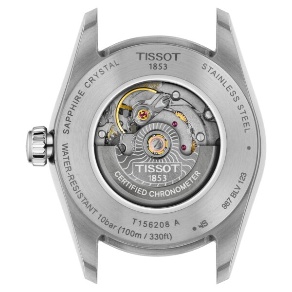 Eine Nahaufnahme des transparenten Gehäusebodens der Tissot Ballade Powermatic 48 COSC 30 MM offenbart ihr komplexes mechanisches Uhrwerk und die eingravierten technischen Daten, darunter Wasserdichtigkeit, Saphirglas und Edelstahlkonstruktion.