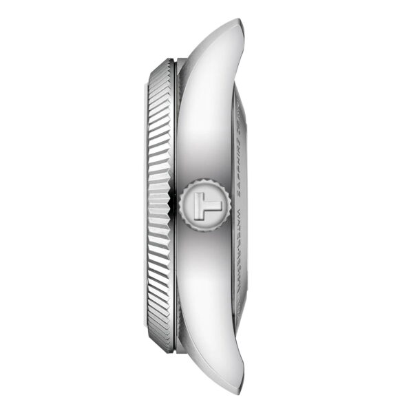 Die Seitenansicht der Tissot Ballade Powermatic 48 COSC 30 MM zeigt das silberne Gehäuse mit gerillter Lünette, runder Krone mit geometrischem Logo, glatten, geschwungenen Bandanstößen und dem sichtbaren Rand des Saphirglases.