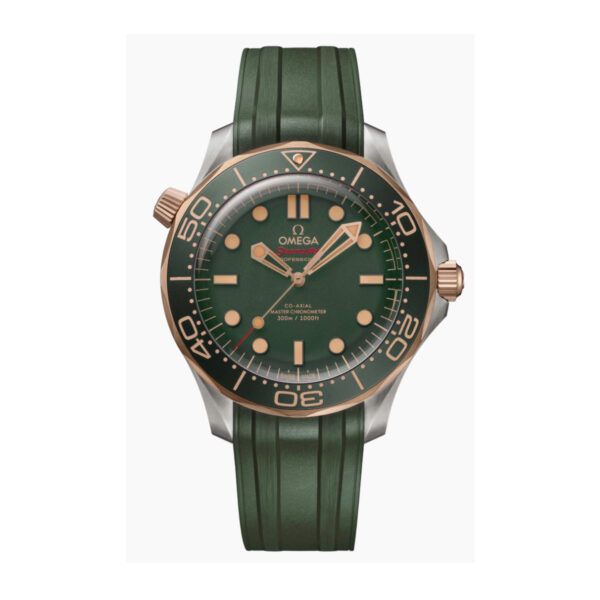 Die OMEGA Seamaster Diver 300M verfügt über ein grünes Zifferblatt, ein grünes Kautschukarmband, eine Lünette und Indexe aus Roségold und zeigt das Omega-Logo mit auffälligen Stunden-, Minuten- und Sekundenzeigern.