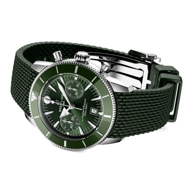 Die Breitling Superocean Heritage B01 Chronograph 42 verfügt über ein grünes Zifferblatt, ein strukturiertes Kautschukband, eine silberne Lünette und schräg gestellte Chronographenzifferblätter auf weißem Grund.