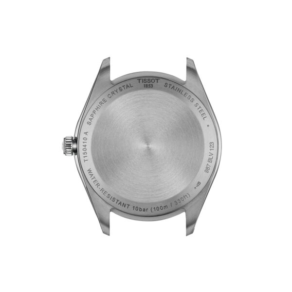Auf der Rückseite des 40-mm-Gehäuses der Tissot PR 100 Quartz finden sich Gravuren wie "Saphirglas", "Edelstahl", "Water Resistant 10 bar (100m/330ft)" sowie der Markenname Tissot.