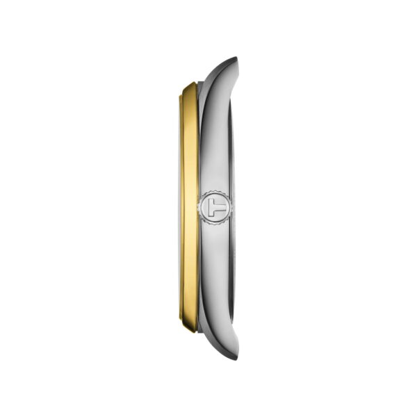 Die Seitenansicht des 40-mm-Gehäuses der Tissot PR 100 zeigt ein elegantes Gold-Silber-Finish, das durch eine Krone mit einem erhabenen "T"-Logo in der Mitte hervorgehoben wird, und das alles vor einem schlichten weißen Hintergrund.