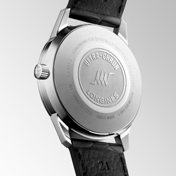 Nahaufnahme der Rückseite einer Longines Ultra Chron Classic Armbanduhr mit Gravuren wie "ULTRA CHRON", "CHRONOMETER OFFICIALLY CERTIFIED" und "STAINLESS STEEL", gepaart mit einem schwarzen Lederarmband.