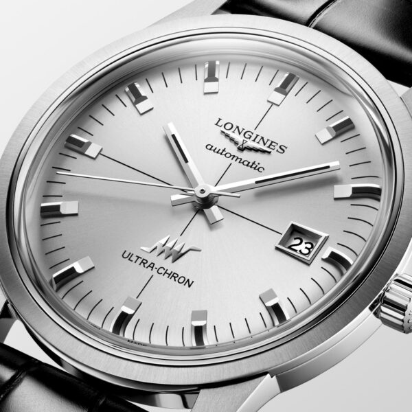 Nahaufnahme der Longines Ultra Chron Classic Automatik-Armbanduhr mit silbernem Zifferblatt, schwarzen Indexen und Zeigern, Datumsfenster bei 3 Uhr und schwarzem Lederarmband.