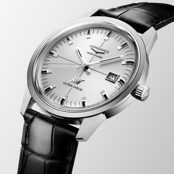 Die Longines Ultra Chron Classic verfügt über ein silbernes Gehäuse, ein schwarzes Lederarmband, ein silbernes Zifferblatt mit Farbverlauf und Stabindexen sowie eine Datumsanzeige bei 3 Uhr.