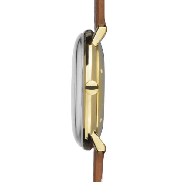 Seitenansicht der Junghans Max Bill Automatic Armbanduhr mit rundem Gold-Silber-Gehäuse, rechtsseitiger Krone und braunem Lederarmband. Das Zifferblatt ist aus diesem Blickwinkel nicht sichtbar.