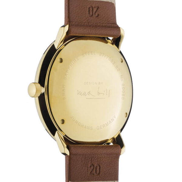 Nahaufnahme der Rückseite der Junghans Max Bill Automatic Goldarmbanduhr mit braunem Lederarmband, graviert mit "DESIGN BY max bill", "JUNGHANS GERMANY, 5 BAR, SAPPHIRE STEEL".