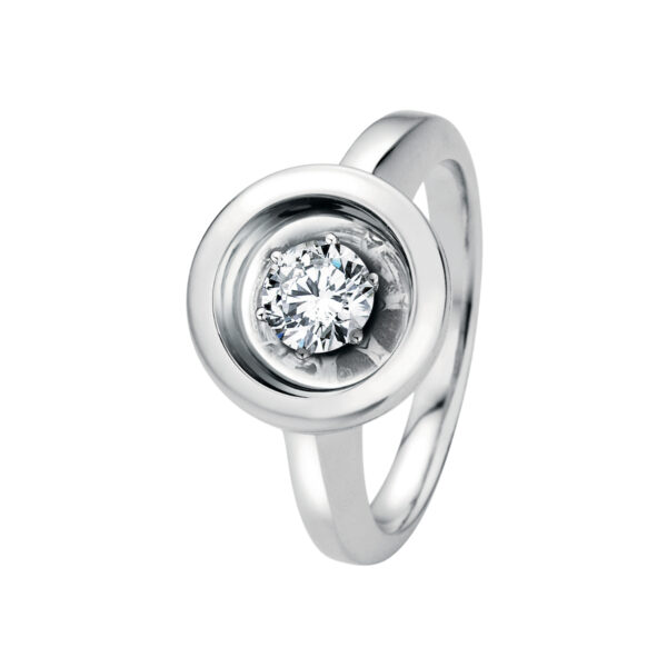 Der Jörg Heinz Swing Ring Weite 55 ist ein silberner Ring mit einem runden, eingefassten Diamanten in der Mitte, der auf weißem Hintergrund gezeigt wird.