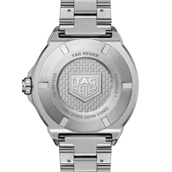 Rückansicht eines silbernen TAG Heuer Formula 1 Solargraph mit Metallarmband, das das TAG Heuer-Logo und den eingravierten Text zeigt: "Formula 1", "Swiss Made Since 1860" und "Water Resistant 200 Meters".