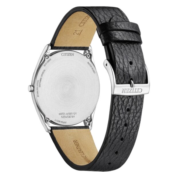 Eine Nahaufnahme des Edelstahlgehäuses und des schwarzen strukturierten Lederarmbands der Citizen Eco-Drive Suratto. Auf der Schließe ist das Citizen-Logo eingraviert, und auf dem Gehäuseboden sind die Seriennummer und die Produktdaten angegeben.