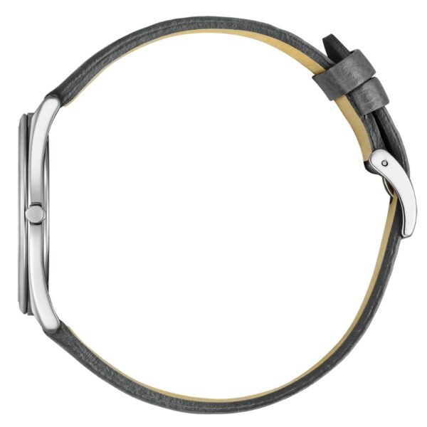 Seitenansicht der Citizen Eco-Drive Suratto mit schlankem, silbernem Gehäuse und dunkelgrauem Lederarmband mit Dornschließe, das das minimalistische und schlanke Design unterstreicht.