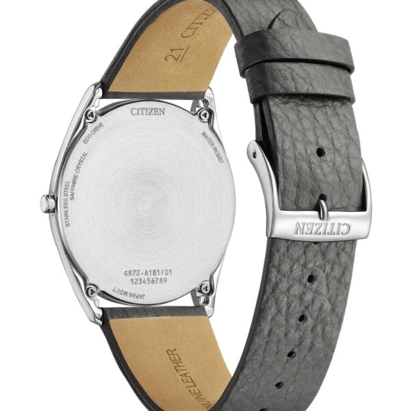 Die Abbildung zeigt die Rückseite einer Citizen Eco-Drive Suratto mit einem Edelstahlgehäuse, einem grauen strukturierten Lederarmband und einer silbernen Dornschließe mit der Gravur "CITIZEN". Auf der Innenseite des Armbands ist "GENUINE LEATHER" eingraviert.