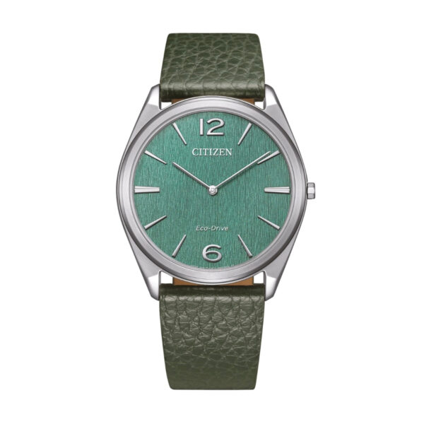 Die Citizen Eco-Drive Suratto verfügt über ein strukturiertes grünes Zifferblatt, silberfarbene Zeiger und Indexe, große 12- und 6-Ziffern, ein silberfarbenes Gehäuse und ein passendes grünes Lederarmband.