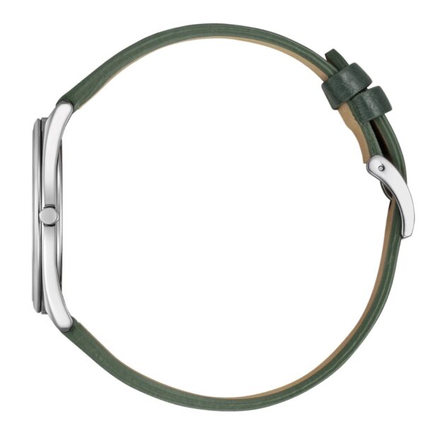 Seitenansicht der Citizen Eco-Drive Suratto mit schlankem silbernem Gehäuse und grünem Lederarmband, wobei die Details der Schließe und der Öse hervorgehoben werden. Das Zifferblatt ist nicht zu sehen.