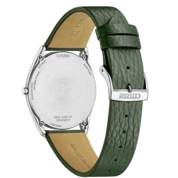 Eine Nahaufnahme der Rückseite der Citizen Eco-Drive Suratto zeigt das runde silberne Gehäuse mit Gravuren und ein grünes Lederarmband mit einer silbernen Dornschließe mit der Gravur "CITIZEN".