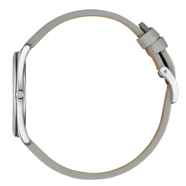 Eine Seitenansicht der Citizen Eco-Drive Suratto Armbanduhr mit rundem, silbernem Gehäuse und hellgrauem Lederarmband mit Metallschließe vor weißem Hintergrund.