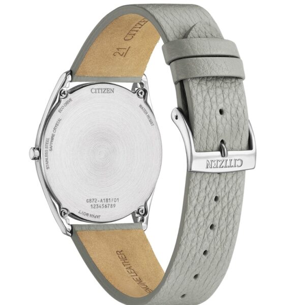 Nahaufnahme des Edelstahl-Gehäusebodens der Citizen Eco-Drive Suratto mit eingravierten Details, mit einem strukturierten grauen Lederband und einer silbernen Dornschließe.