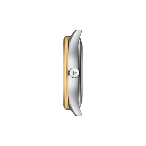 Seitenansicht der Tissot Classic Dream 40 MM Armbanduhr mit silbernem Gehäuse, goldfarbener Lünette und einer Krone mit Emblem-Gravur vor einem weißen Hintergrund.