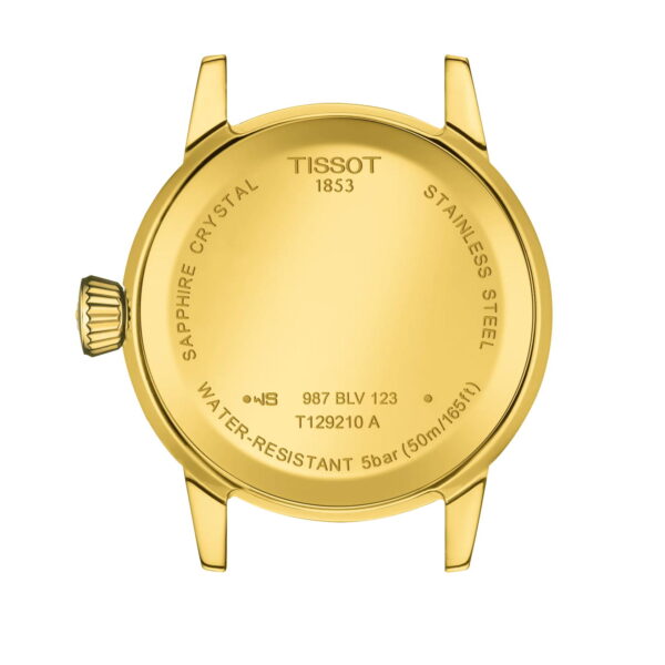 Die Tissot Classic Dream 28MM Golduhr verfügt über einen Gehäuseboden mit der Gravur "TISSOT 1853", "SAPPHIRE CRYSTAL", "STAINLESS STEEL", "WATER-RESISTANT 5 bar (50m/165ft)" und Modellnummern.