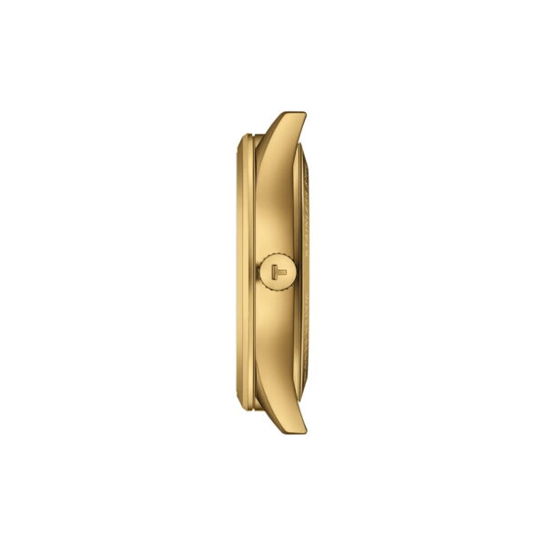 Seitenansicht des 40-mm-Goldgehäuses der Tissot Classic Dream mit runder Krone in der Mitte, sanft geschwungenen Kanten und minimalistischem Design vor einem schlichten weißen Hintergrund.