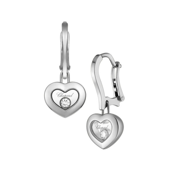 Chopard Happy Diamonds: Herzförmige Ohrringe aus Silber mit einem kleinen Diamanten in der Mitte, Hebelverschlüssen und der Gravur "Chopard" über dem Diamanten auf jedem Ohrring.