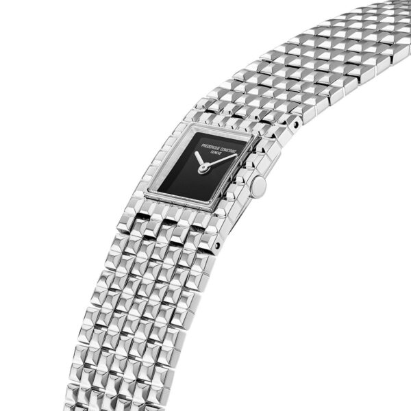 Die Frederique Constant Classics Manchette ist eine schlichte, silberne Armbanduhr mit einem schwarzen, rechteckigen Zifferblatt, silbernen Zeigern und einem Gliederarmband aus Metall, das sich schräg vor einem weißen Hintergrund abzeichnet.