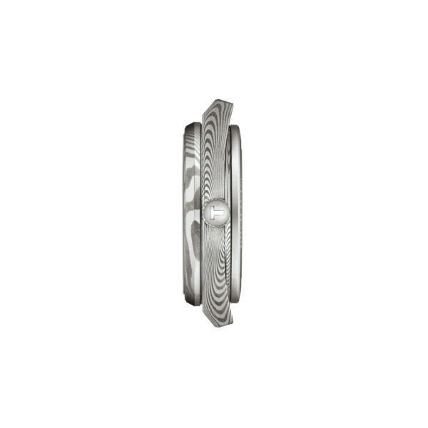 Seitenansicht des Rings Tissot PRX Damascus Steel mit einem silbernen Band mit dezentem Holzmaserungsmuster und einem kleinen, quadratischen, erhabenen "T" auf weißem Hintergrund.