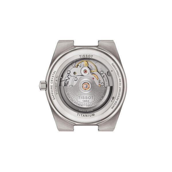 Eine Nahaufnahme des Bodens der Tissot PRX Powermatic 80 Titan zeigt das mechanische Uhrwerk im Inneren, das Titangehäuse, die sichtbaren Zahnräder und Gravuren wie "Saphirglas" und "Wasserdicht bis 10 bar".