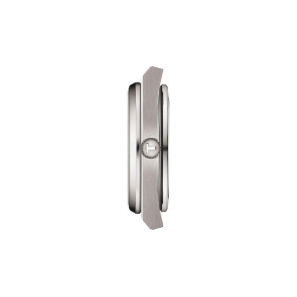 Die Tissot PRX Powermatic 80 Titan, eine schlanke, silberne Armbanduhr, wird von der Seite auf weißem Hintergrund gezeigt, wobei ihr schlankes Profil und die kleine Krone mit dem eingeprägten "T"-Logo hervorgehoben werden.
