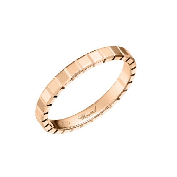 Der Chopard Ring Ice Cube W56 ist ein dünnes Band aus Roségold mit einem geometrischen Facettenmuster und der Gravur "Chopard" auf der Innenseite.