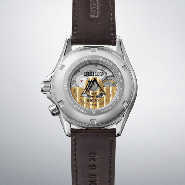 Die Rückseite der Seiko Prospex Automatic HICDC bietet ein transparentes Gehäuse, das den Blick auf das Räderwerk und den inneren Mechanismus freigibt. Am silbernen Gehäuse ist ein braunes Lederarmband befestigt, auf dem Rotor und Armband ist "SEIKO" eingraviert.
